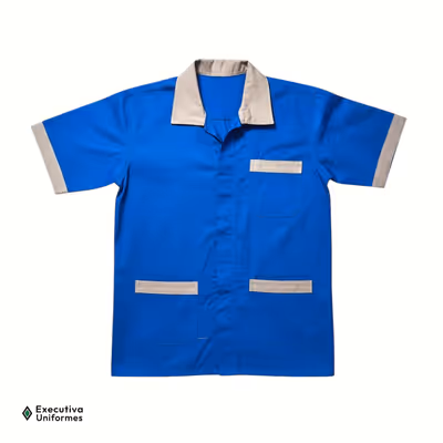 Jaleco confeccionada em tecido brim resistente, projetada para uso em ambientes industriais, de manutenção e serviços pesados. Combina proteção e durabilidade com identidade visual do uniforme.